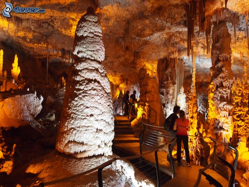 Avshalom, jaskyňa, stalaktity, stalagmity, turisti