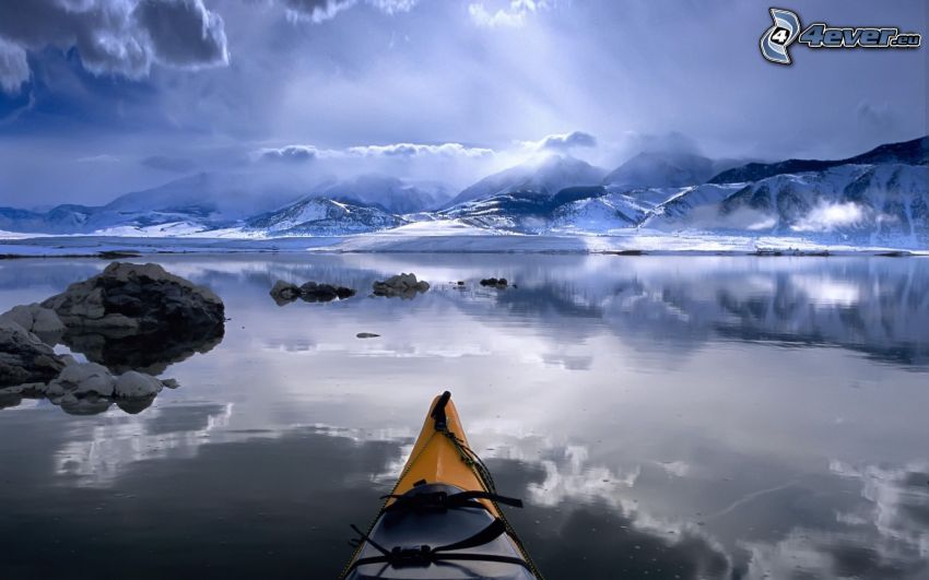 jazero, zasnežené hory, kanoe