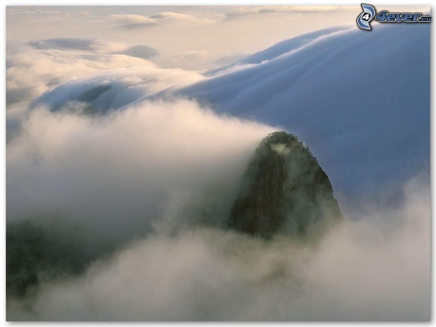 Kchun-lun, Čína, kopec v hmle, oblaky