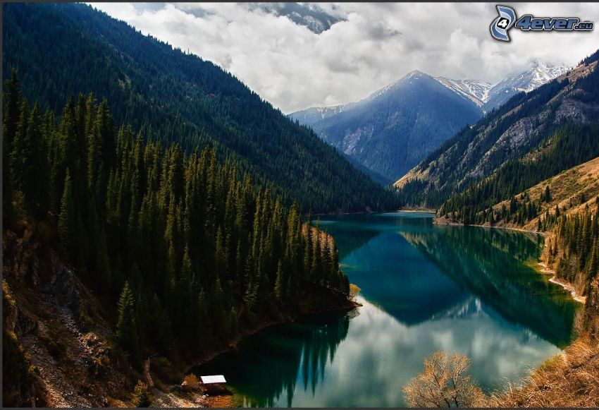 Kolsai Lakes, Kazachstan, jazero, hory, ihličnatý les