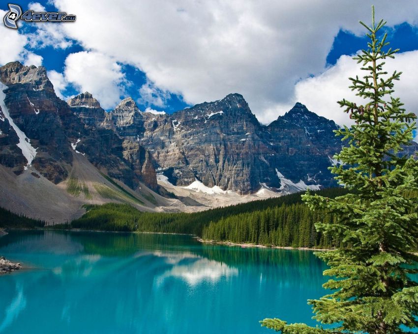 Moraine Lake, Banff National Park, azúrové jazero, smrek, skalnaté hory, oblaky