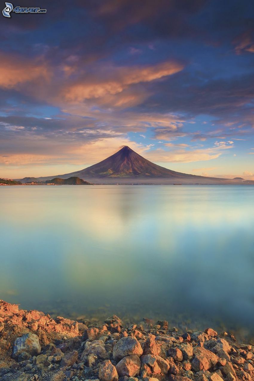 Mount Mayon, Filipíny, more, kamenná pláž, ružová obloha