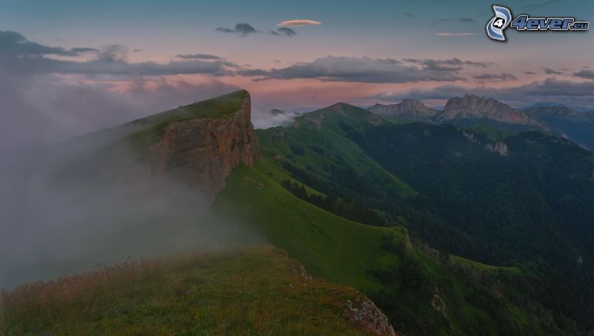 skalnaté hory, hmla, výhľad na krajinu, stromy, večer