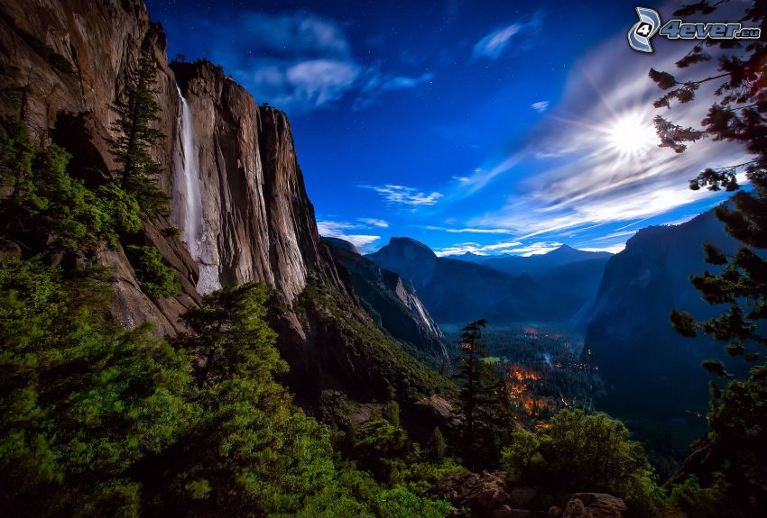 Yosemitský národný park, skalnaté hory, zelené stromy, vodopád, slnko