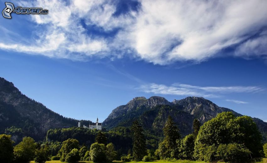 zámok Neuschwanstein, Nemecko, skalnaté hory, stromy