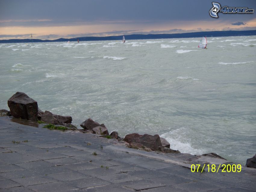 Balaton, jazero, vlny, windsurfing
