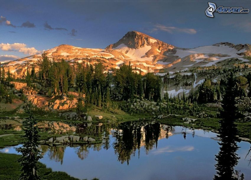 Eagle Cap Wilderness, Oregon, zasnežená hora nad jazerom, pleso, ihličnaté stromy, skaly, odraz