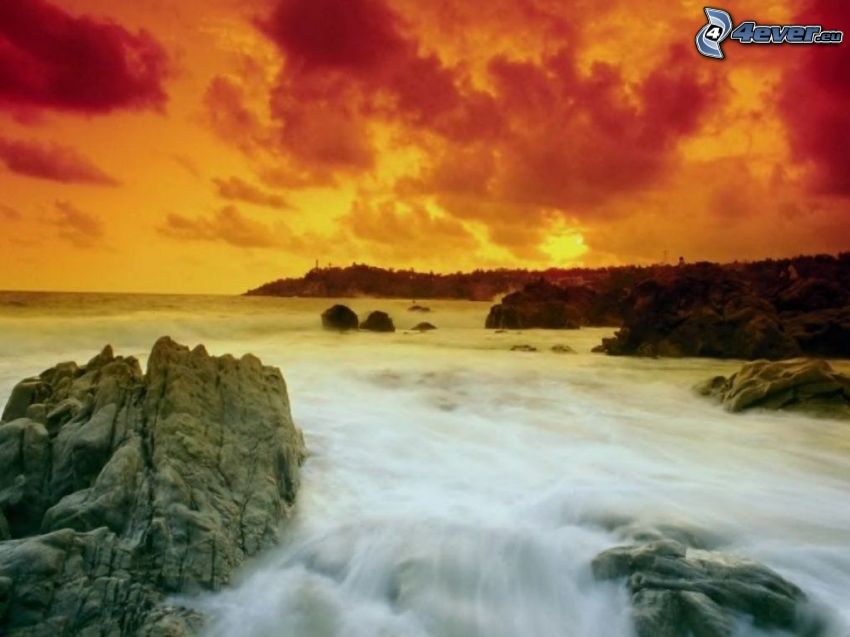kamenistá pláž, skaly, vlny na pobreží, oranžový západ slnka, červená obloha, les