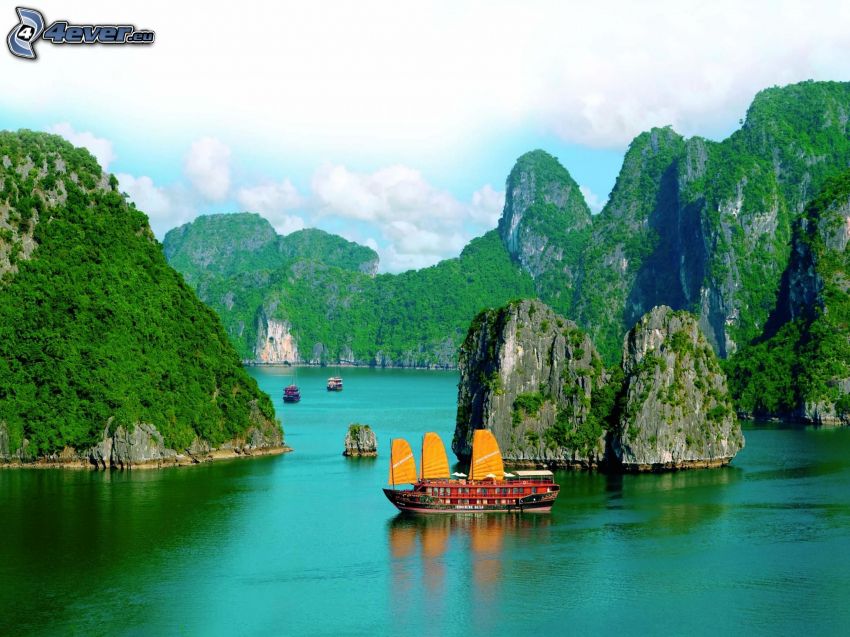 Vietnam, skaly v mori, čln