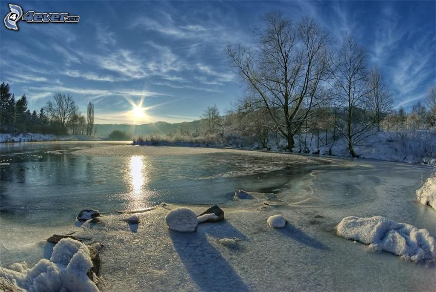 zamrznutá rieka pri západe slnka
