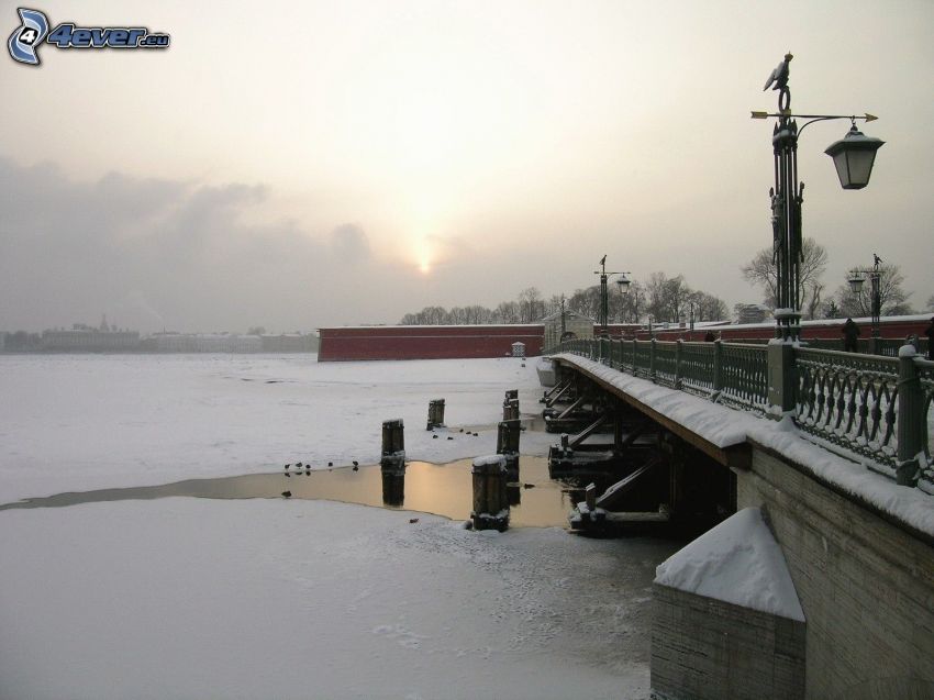 zamrznuté jazero, sneh, peší most