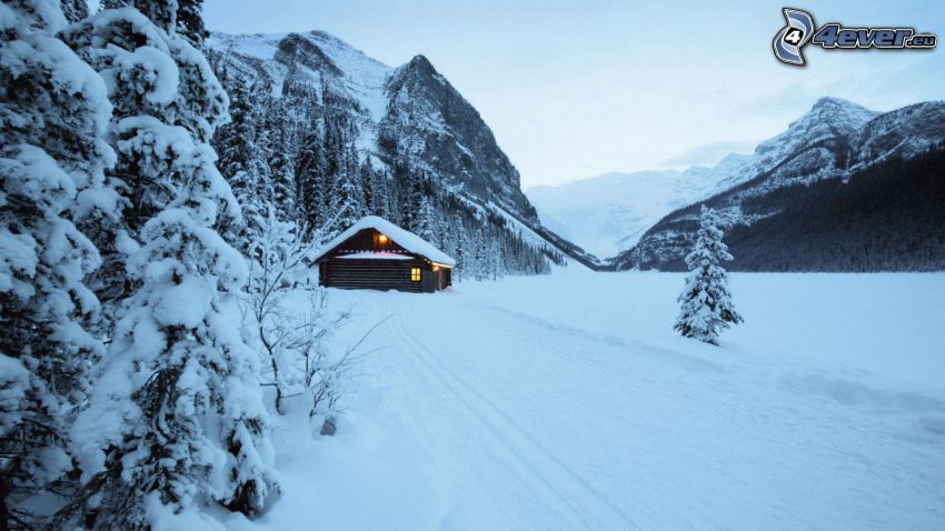 zimná krajina, zasnežená chata, stromy, zasnežené hory, sneh