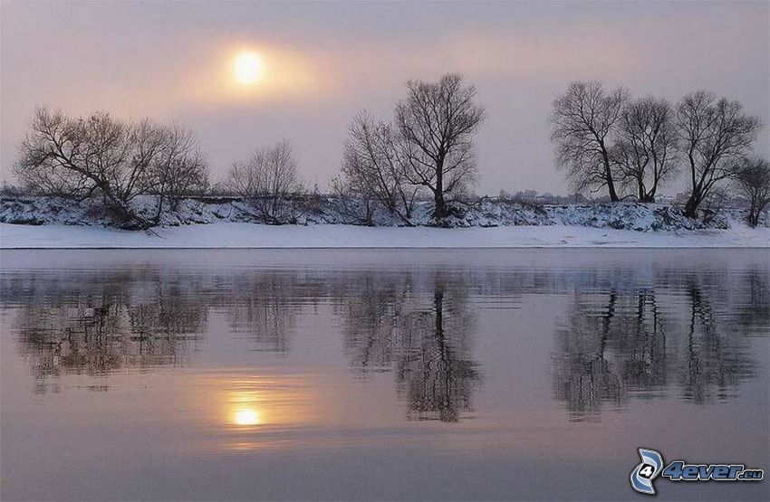 zimný západ slnka, rieka