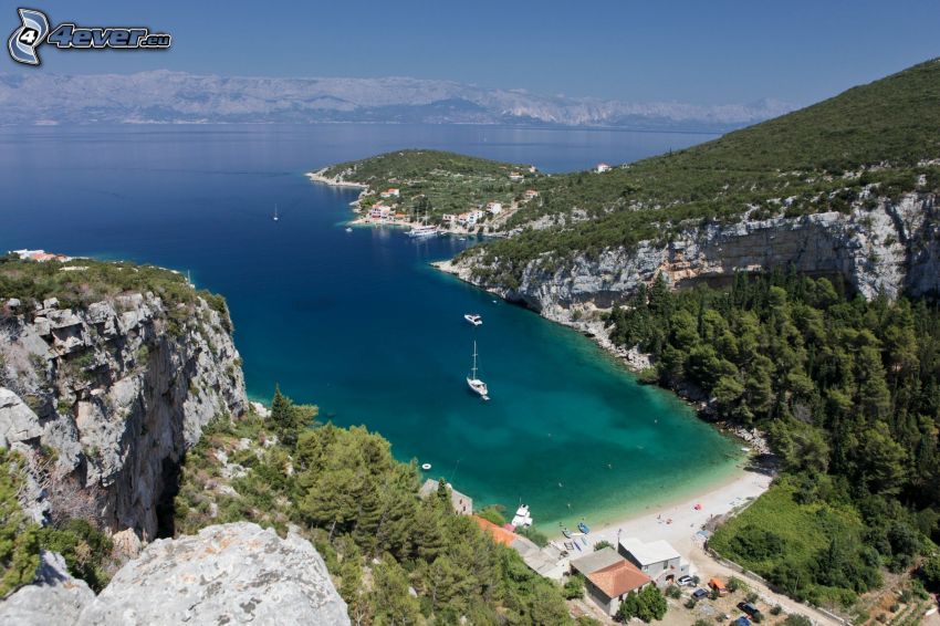 Chorvátsko, skalnaté pobrežie, zátoka
