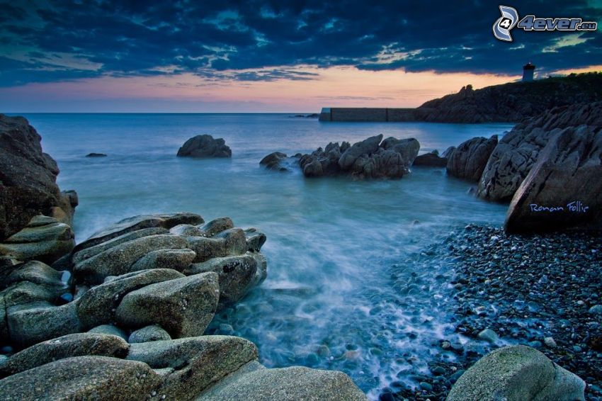 kamenistá pláž, záliv, skaly v mori, večerná obloha