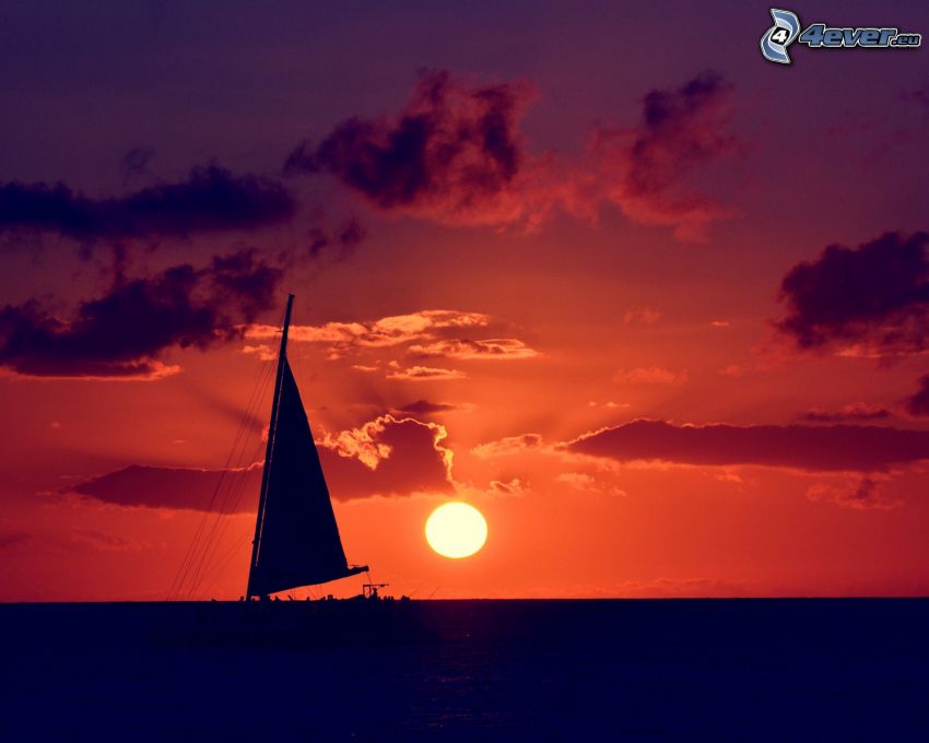 loďka na mori, západ slnka za morom