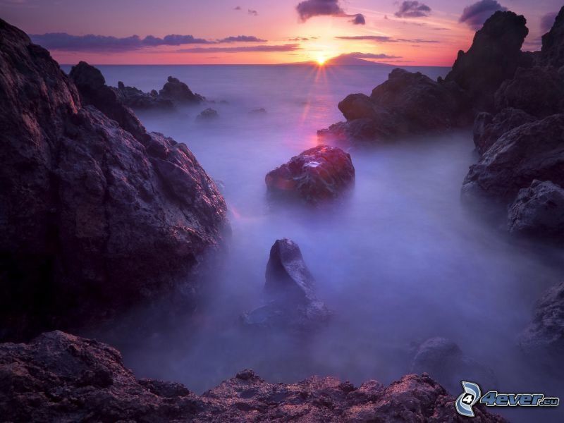 Maui, skaly v mori, západ slnka za morom