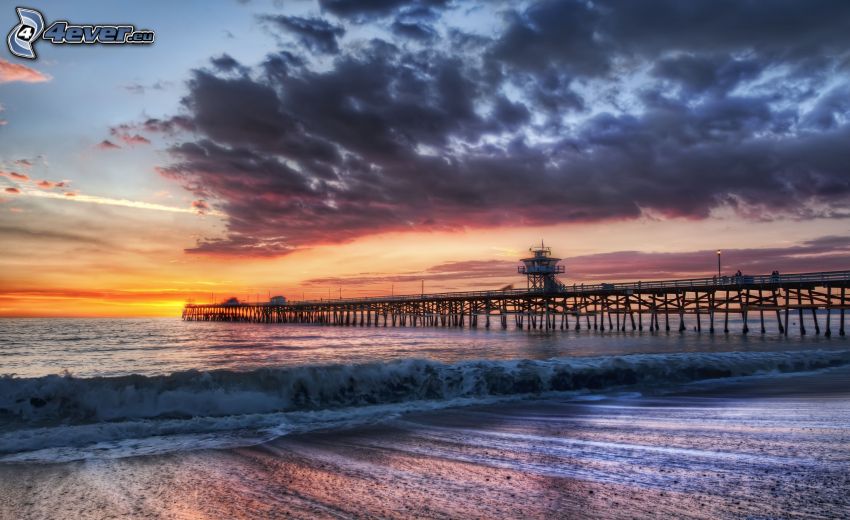 Oceanside Pier, Los Angeles, Kalifornia, pláž pri západe slnka, rozbúrené more, vlna