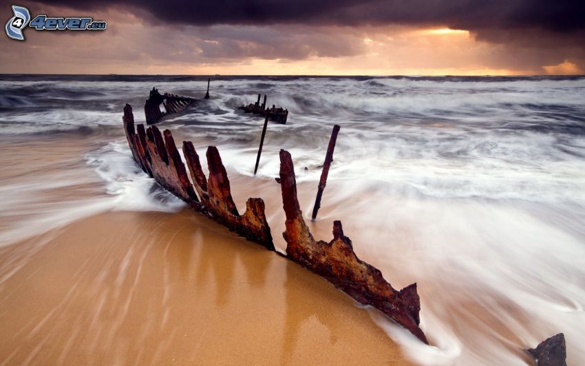 opustená hrdzavá loď, more, mraky