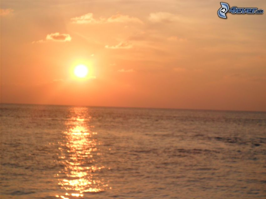 oranžový západ slnka nad morom, Maldivy
