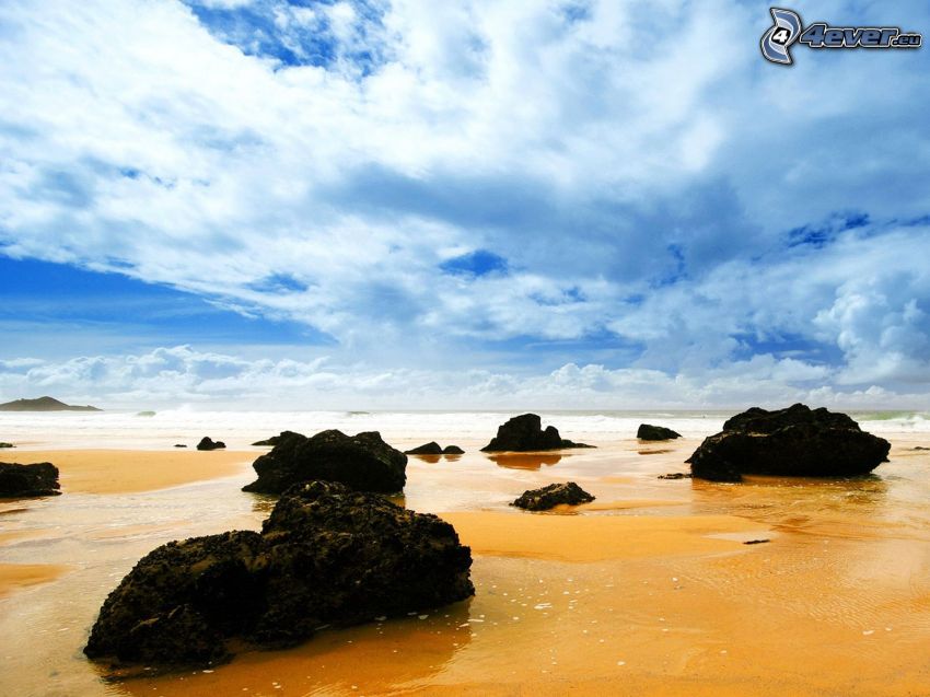 piesočná pláž, skaly, oblaky
