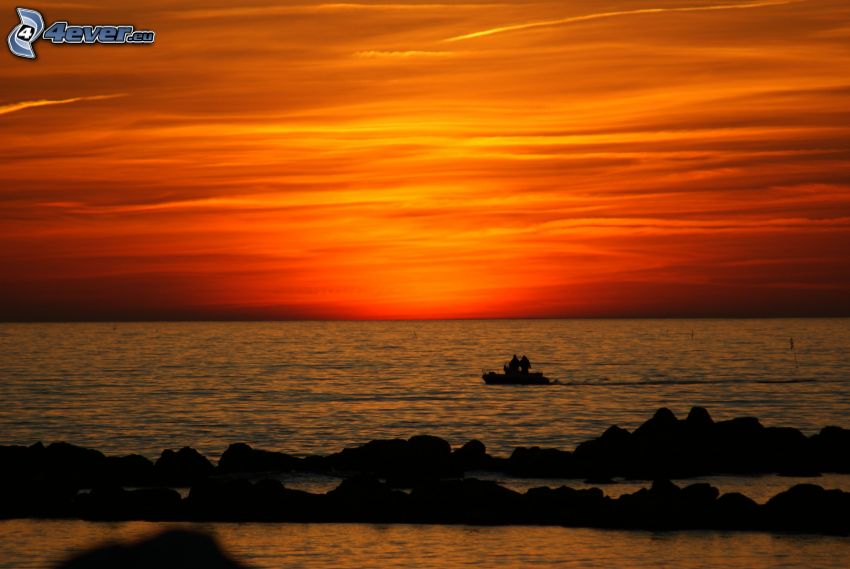 po západe slnka, oranžová obloha, more, čln