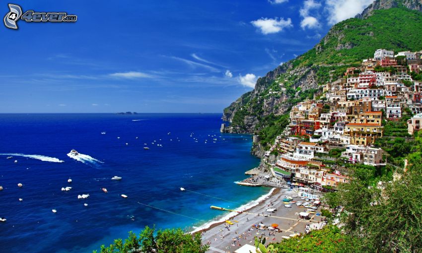 skalnaté pobrežie, domy, azúrové more, člny, Taliansko