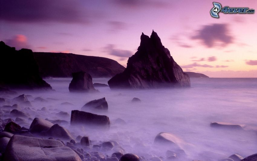 skalnaté pobrežie, more, fialová obloha