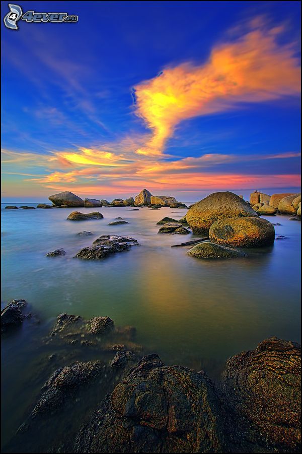 skaly v mori, východ slnka