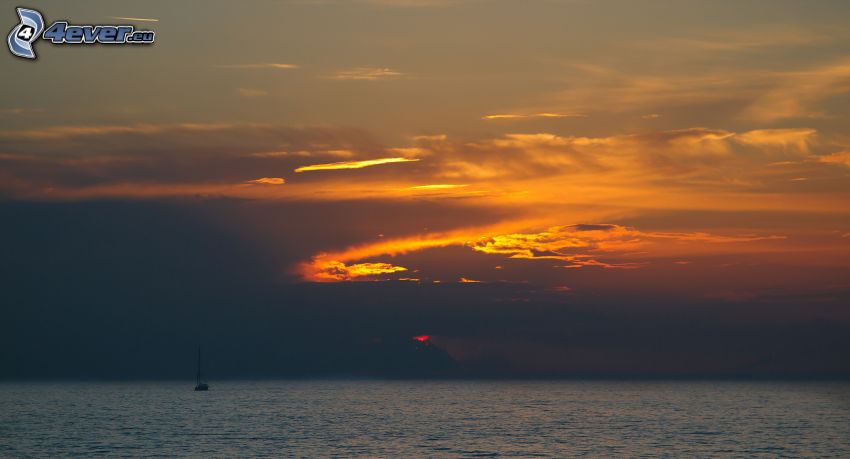 večerná obloha, loďka na mori