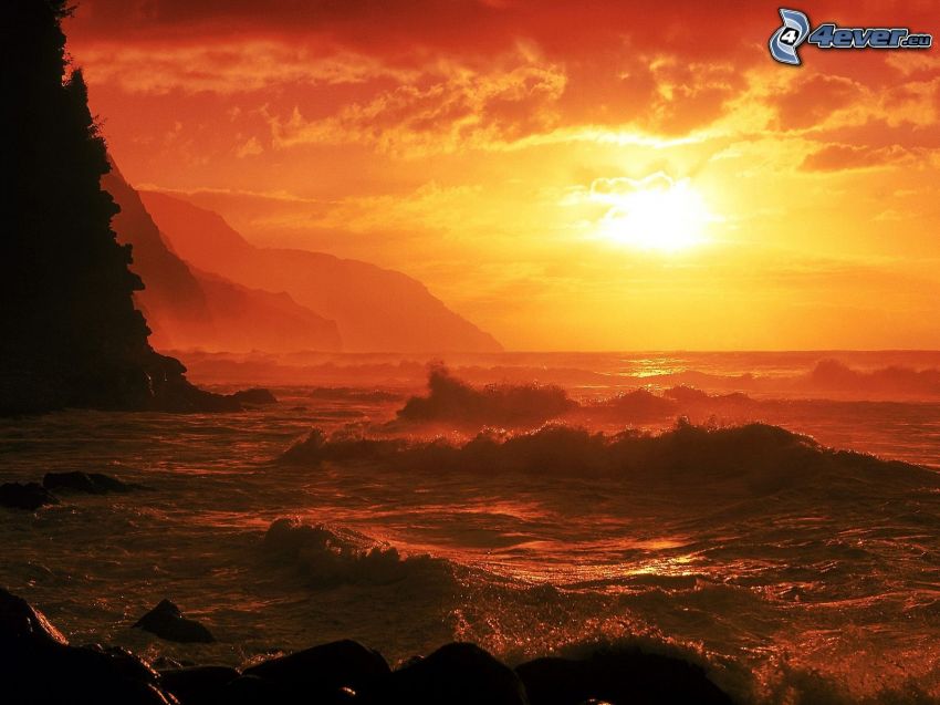 vlny, pobrežné útesy, západ slnka nad morom, oranžová obloha