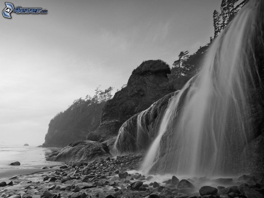 vodopád, skaly, skalnaté pobrežie, čiernobiela fotka