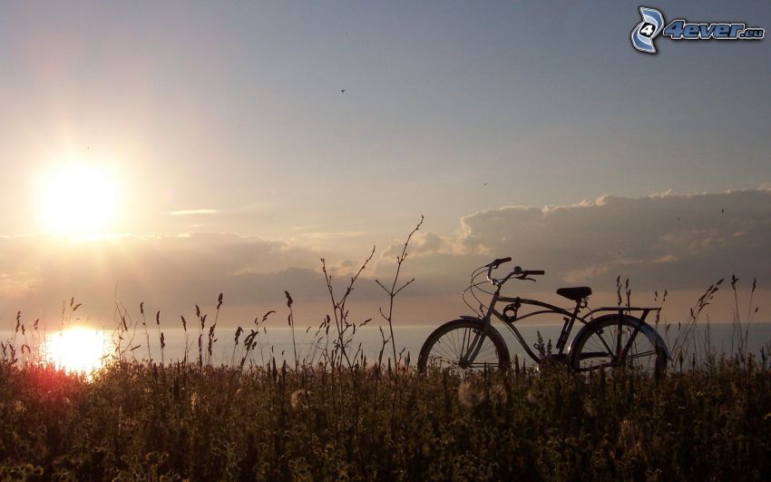 západ slnka nad morom, bicykel