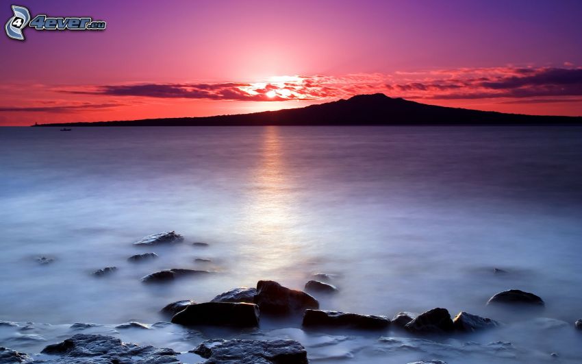 západ slnka nad morom, ostrov, fialová obloha