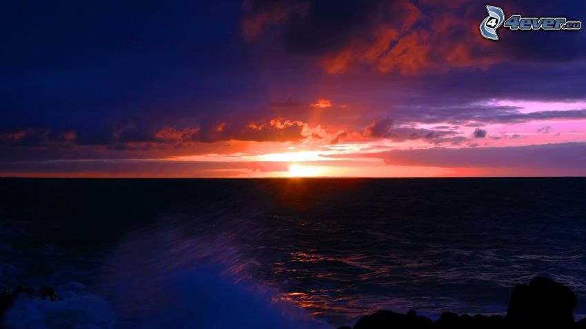 západ slnka nad morom, rozbúrené more, večerná obloha