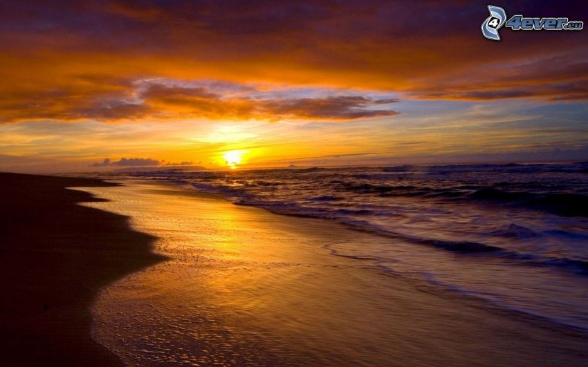 západ slnka za morom, piesočná pláž