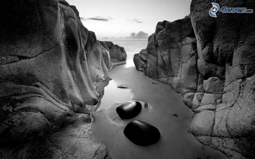 zátoka, skaly v mori, čiernobiele