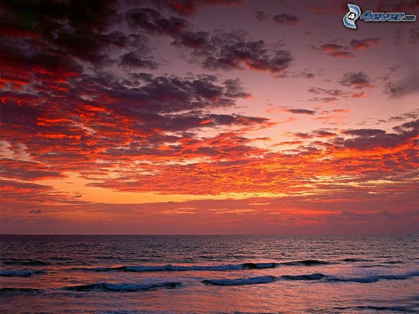 pláž po západe slnka, červená obloha, more, vlny