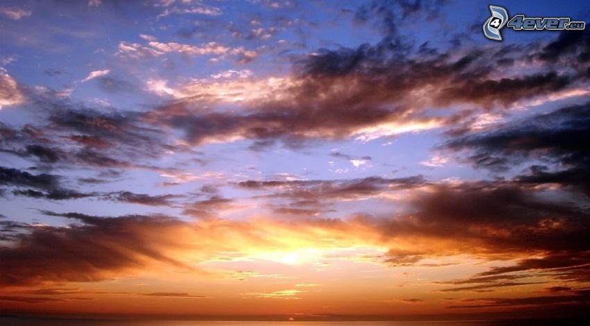 oranžový západ slnka nad morom, nebo, tmavé oblaky