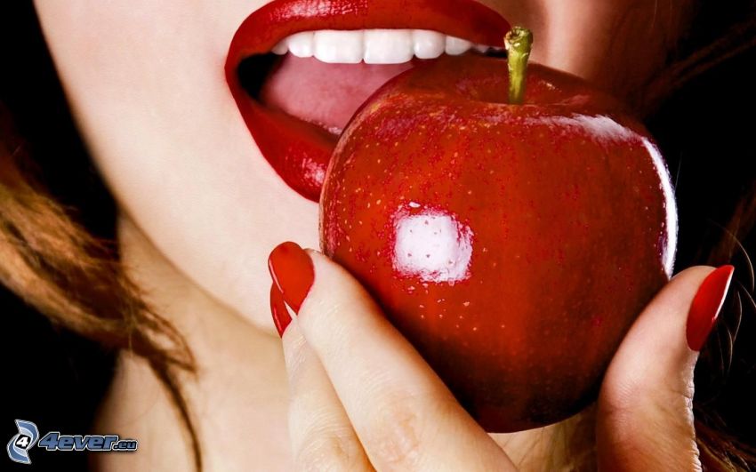 červené jablko, ústa, nalakované nechty