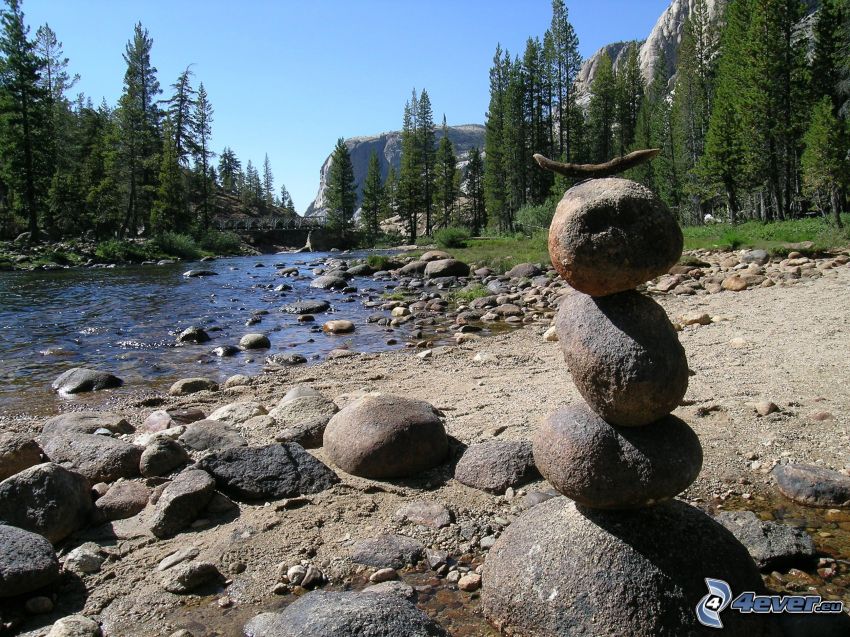 rieka v Yosemitskom národnom parku, skaly