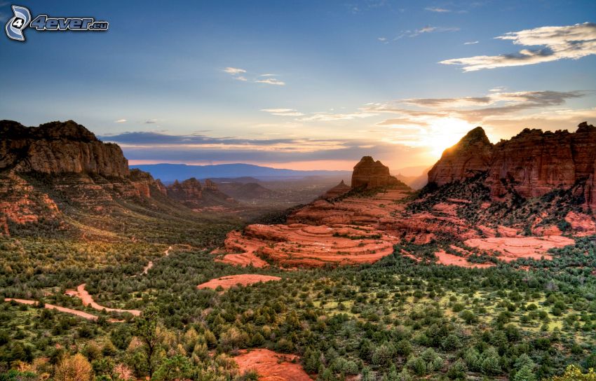 Sedona - Arizona, skaly, západ slnka, údolie