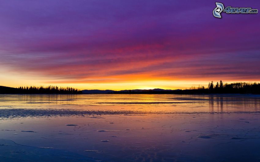 večerné pokojné jazero, po západe slnka