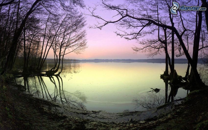 večerné pokojné jazero