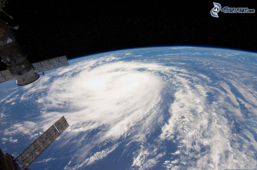 hurikán, Zem z ISS, satelit