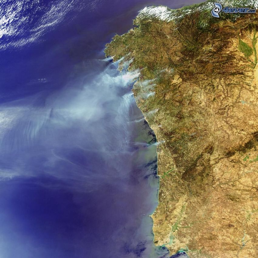 satelitný záber, požiar, dym, more, pobrežie
