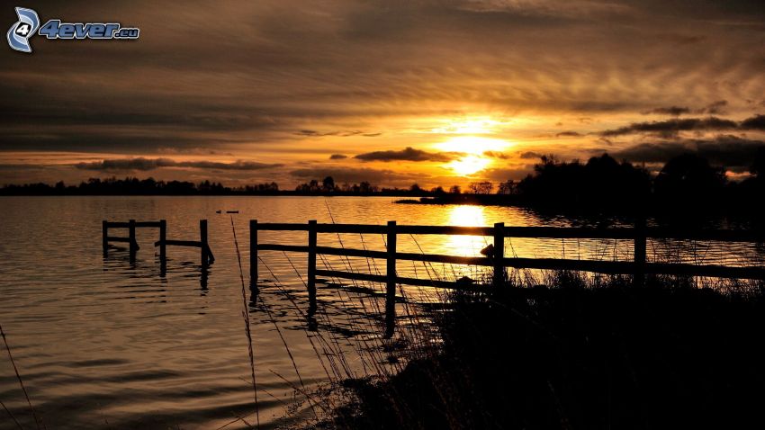 západ slnka nad jazerom, drevený plot