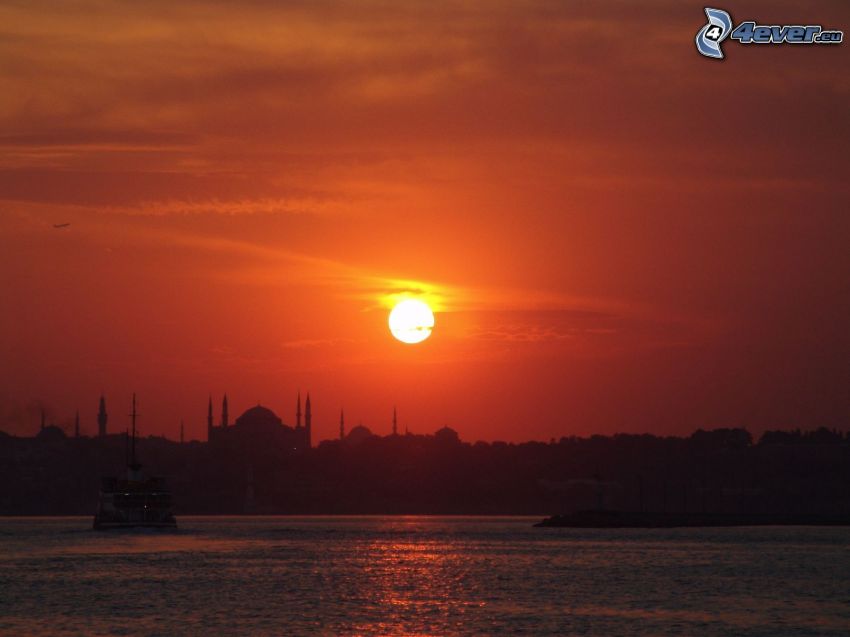 západ slnka nad morom, červená obloha, Istanbul