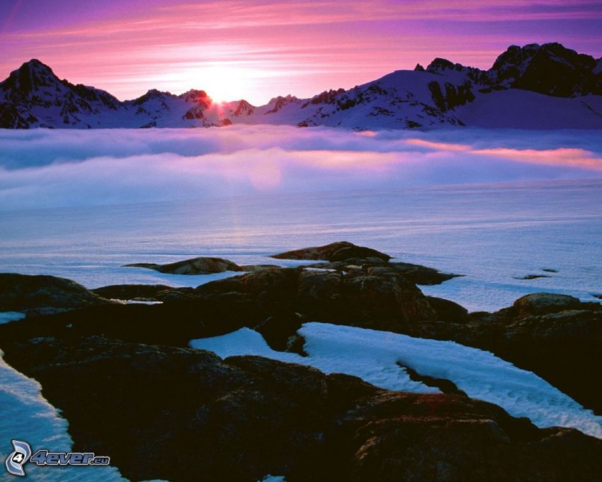 západ slnka za horami, pohorie, sneh, skaly, fialová obloha, inverzia