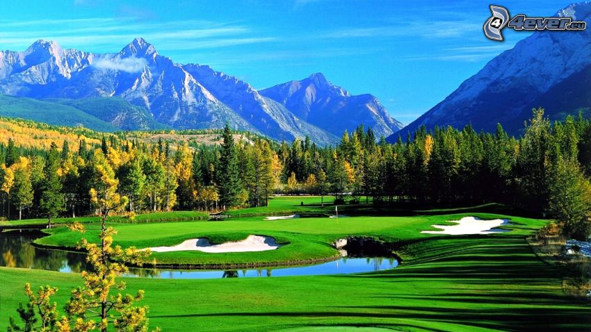golfové ihrisko, rieka, ihličnatý les, skalnaté hory